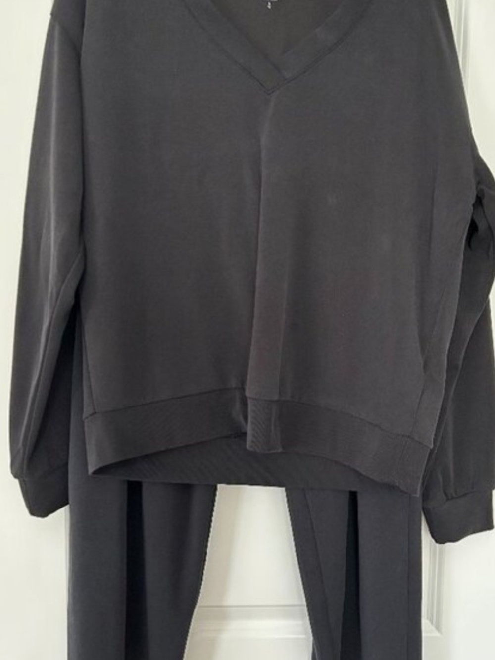 Athleta Sea Soft  Black V-Neck Active Top And Cropped Pants Both Sz Lg